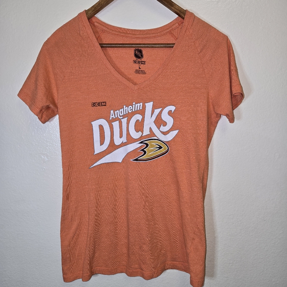 Anaheim Ducks Hockey Womens Size L V-Neck T-Shirt
